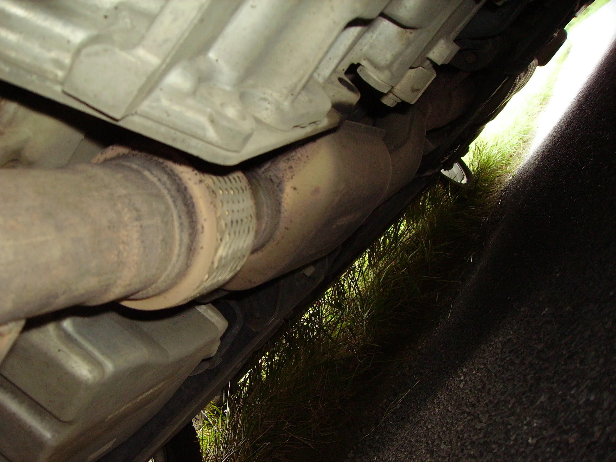 Catalytic converter can in a Saab exhaust, flex joint ahead of the bulge under the floor