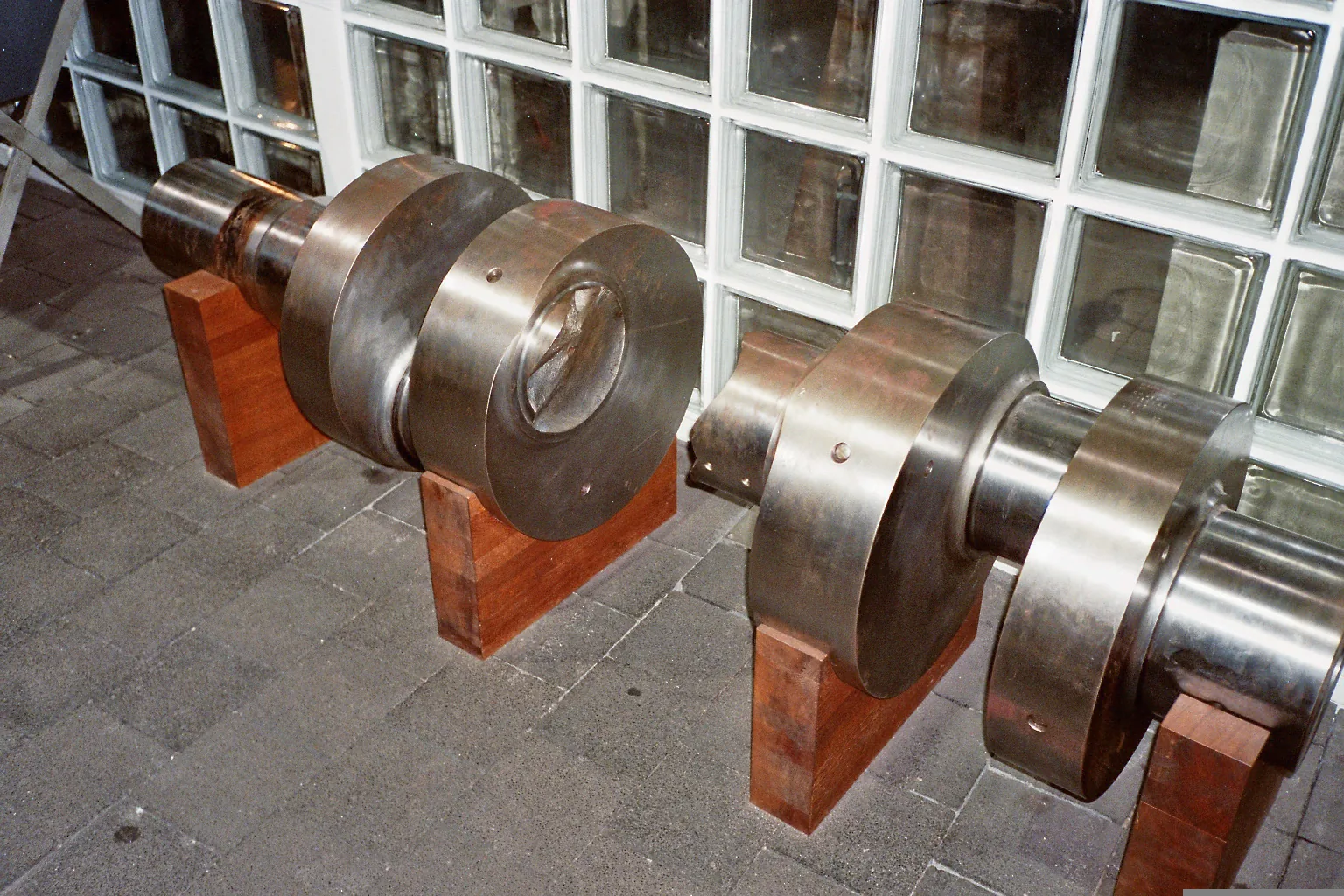 Crankshaft display with a separated section exposing a fracture face
