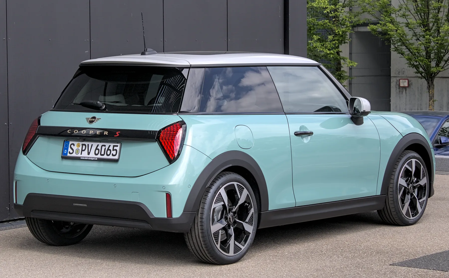 Rear three-quarter of a Mini Hatch F66 in Stuttgart-Vaihingen, with triangular tail lamps in the corners of the hatch