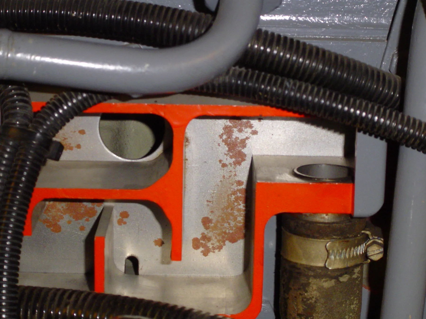 Cutaway truck crankcase breather with a rubber hose and oil-mist labyrinth