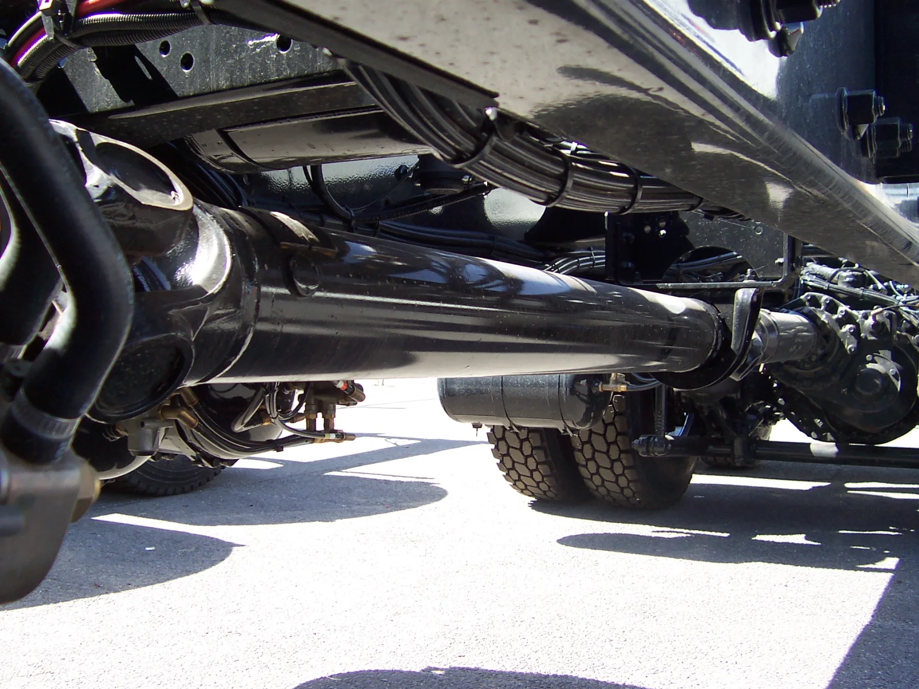 Truck propeller shaft with a universal joint at each end of the tube and a center support along the shaft